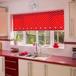 Красная штора на кухонном окне