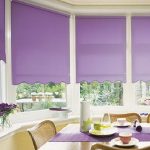 Фиолетовые шторы на окнах в обеденной зоне