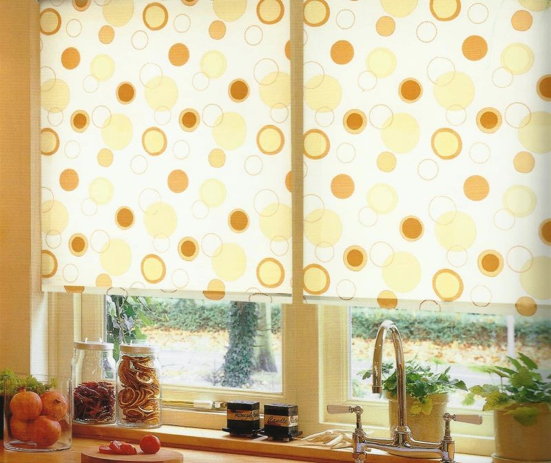 Светлые рулонные шторы на кухонном окне