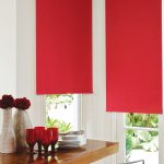 Рулонные шторы с полотнами из красной ткани
