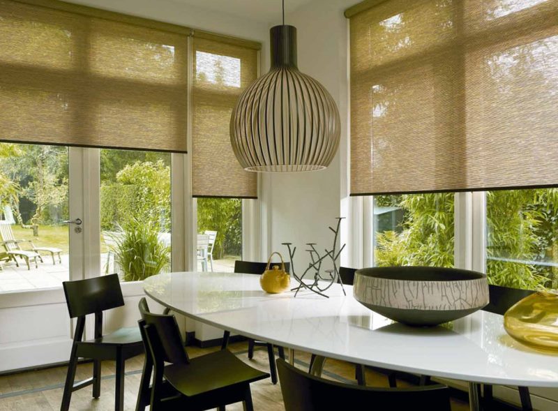 Легкие шторы из бамбуковой соломки на окнах кухни