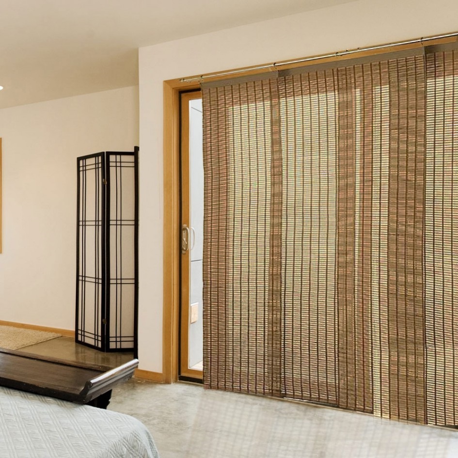 Длинные бамбуковые шторы на двери спальной комнаты