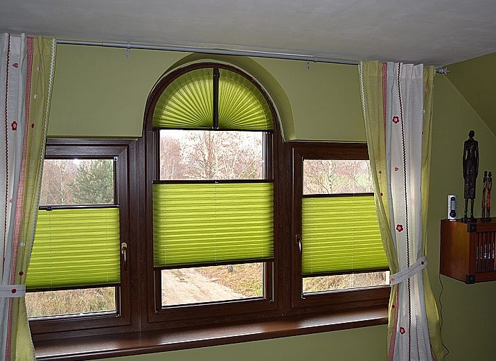 Оформление арочного пластикового окна с помощью штор-плиссе