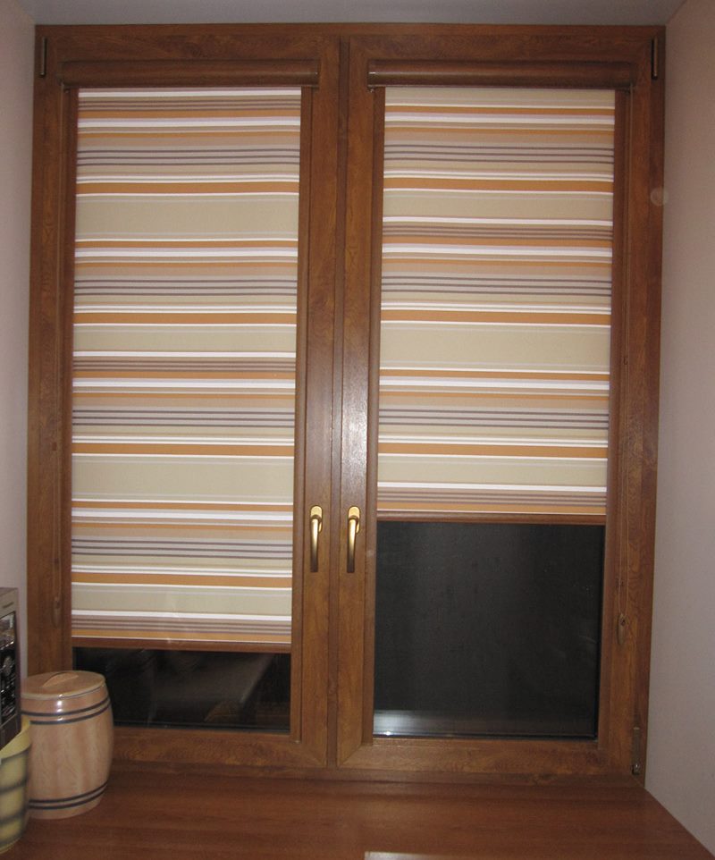 Рулонные шторы в мелкую полоску на окне кухни