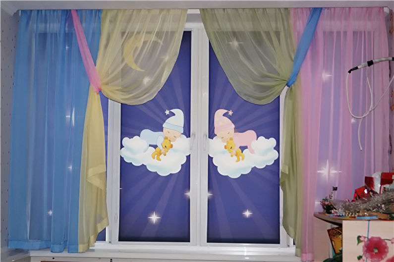 Красивые рулонные шторы на окнах детской комнаты