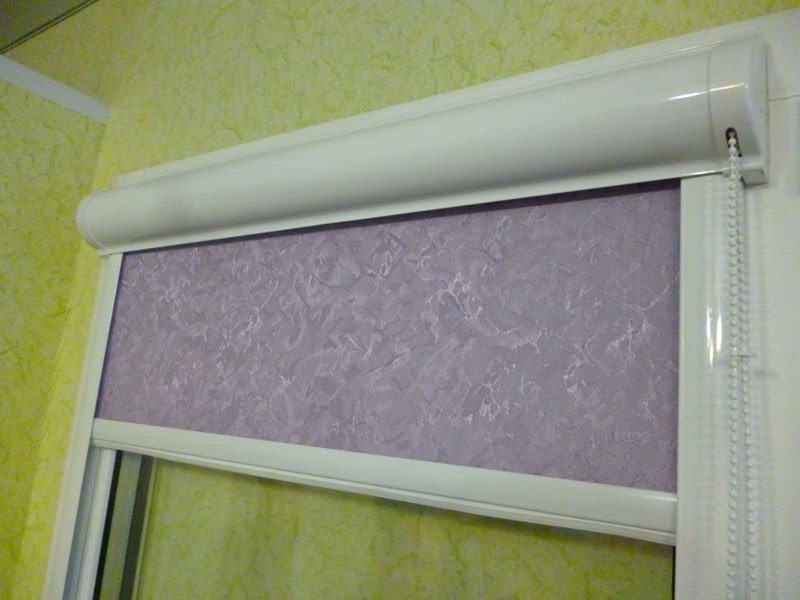 Рулонная штора системы УНИ 2 на пластиковом окне