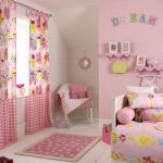 Шторы с рисунком и розовым фоном в комнату девочки