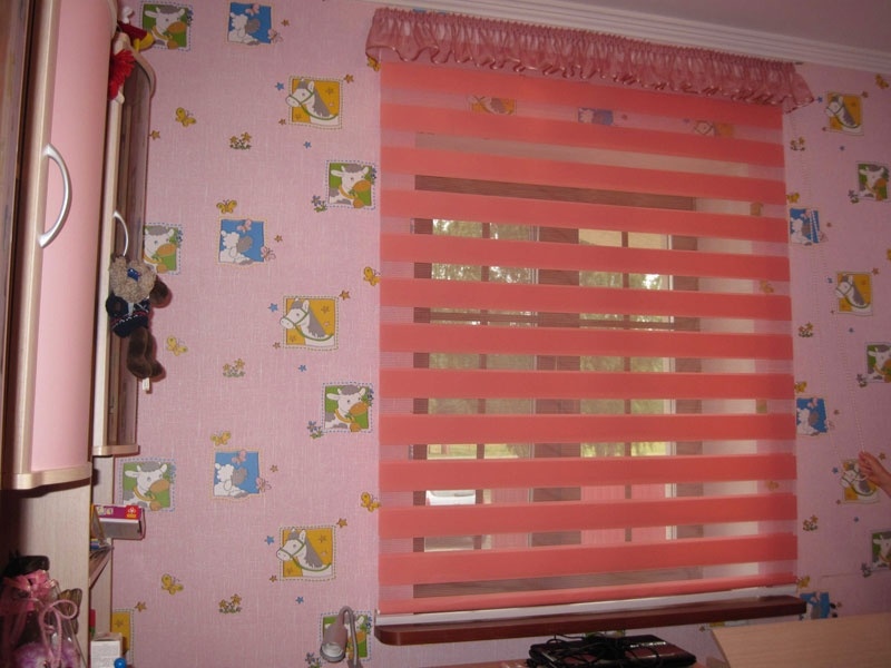 Розовые шторы Зебра в комнате девочки дошкольного возраста