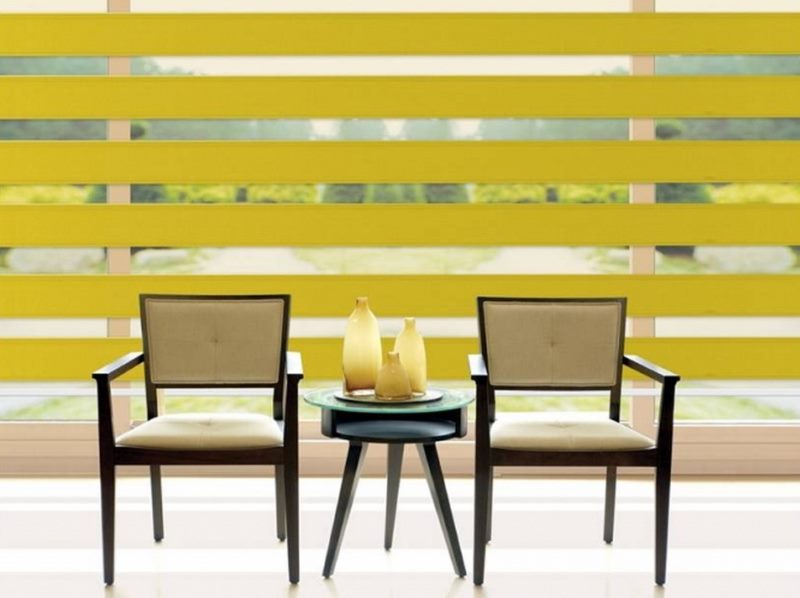 Шторы с желтыми полосами на большом окне гостиной