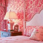 Спальня с обоями и шторами розового цвета, дополненные цветочным узором