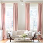 Светло-розовые шторы в интерьере серой гостиной