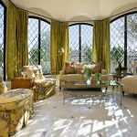 Светло-зеленые шторы в интерьере классической гостиной