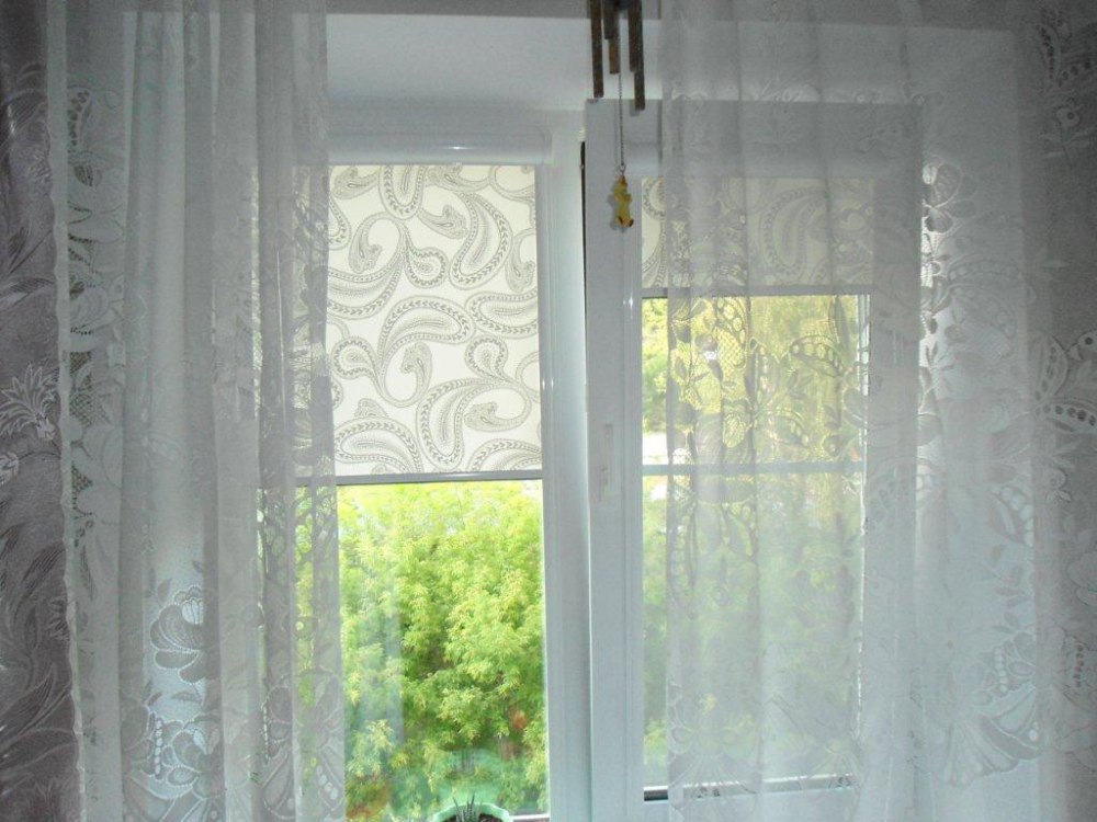 Комбинация рулонных штор с прозрачным тюлем