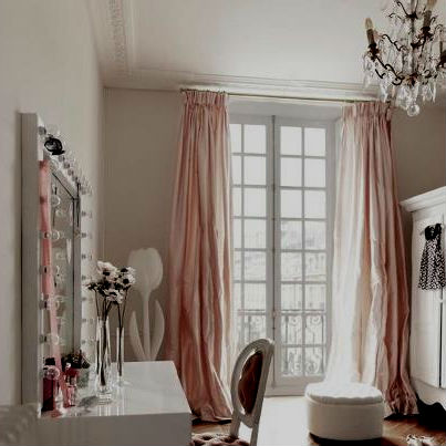 Розовые шторы в спальне в светлых тонах