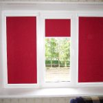 Пластиковое окно с роллетами из красной ткани