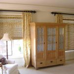 Бамбуковые шторы рулонного типа на окнах гостиной