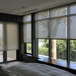 Оформление панорамного окна спальни рулонными шторами