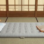 Японская неболшая комната с матрасом для сна в ночное время