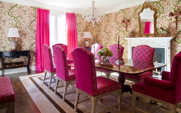 Розовые шторы и стулья