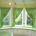 Зеленые клетчатые шторы для окна необычной формы