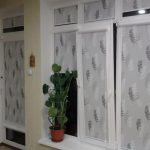 Бело-серые рулонные шторы для кухни