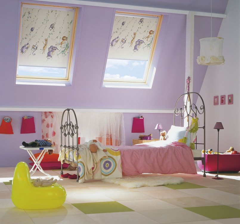 Интерьер детской в мансарде с легкими шторами рулонного типа