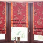 Двухцветные римские шторы з трех полотен для полукруглого окна