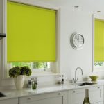 Зеленые шторы в интерьере кухни
