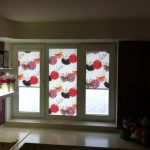 Яркие цветы на полотне шторы из полиэстера