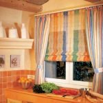 Комбинирование полосатых римских и классических штор на кухне