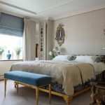 Комбинирование синей римской и светлых классических штор в спальне