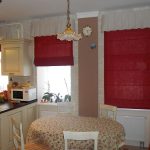 Красные каскадные шторы - яркий акцент в светлой кухне с тремя окнами