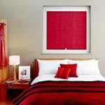 Красные рольшторы для спальни с красным декором