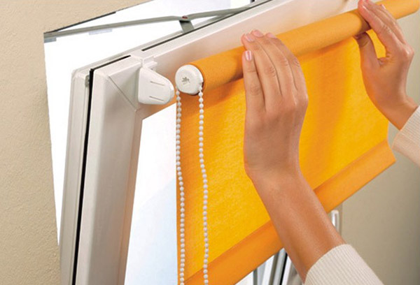 Рулонные шторы на пластиковые окна: открытые и кассетного типа