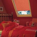 Красная комната в мансарде загородного дома