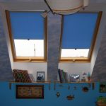 Синие шторы на деревянных окнах