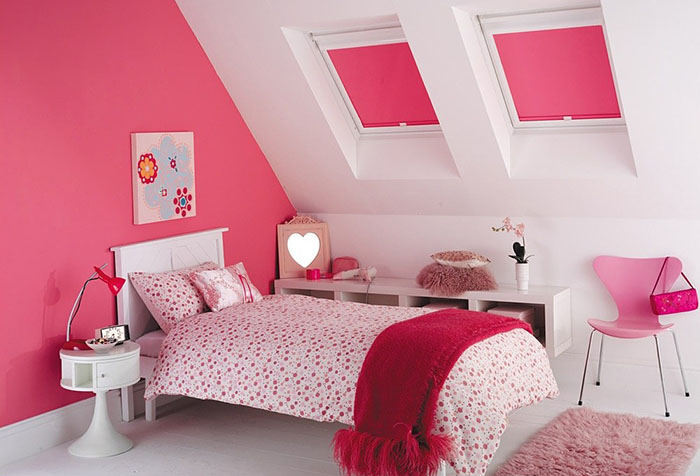 Розовые ролеты на мансардных окнах детской комнаты