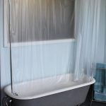 Металлическая штанга для шторки вокруг ванной