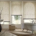 Непрозрачные рулонные шторы можно применять для ванной комнаты
