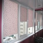 Нежные роликовые шторы на окна в гостиную