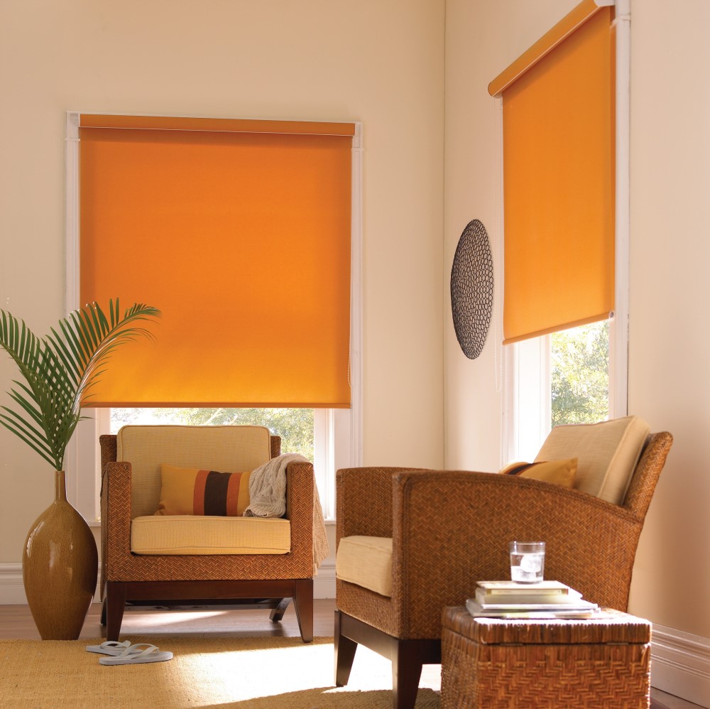 Интерьер гостиной с оранжевыми рулонными шторами