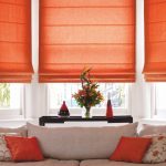 Оранжевые римские шторы для эркерного окна