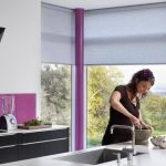 Полупрозрачные рулонные шторы серого цвета для кухонных окон