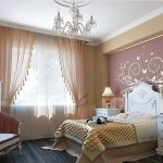 Прозрачная гардина и тонкие шторы в классическую спальню