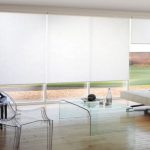 Панорамное окно в гостиной стиля минимализма
