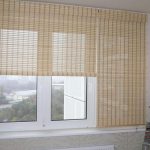 Бамбуковые шторы на окне гостиной в панельном доме
