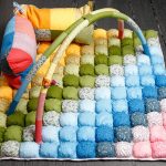 Разноцветное одеяло-коврик бомбон