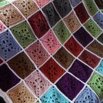Разноцветные квадратики из остатков пряжи для яркого пледа на диван