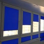 Яркие синие шторы на ПВХ-окнах
