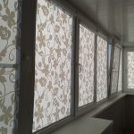 Солнцезащитные роллеты на окне балкона